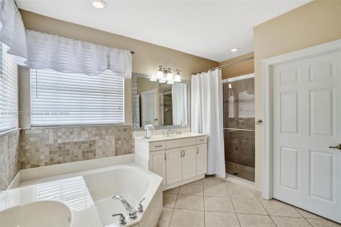 House in Miramar, Florida 5 bedrooms, 286.14 sq.m. № 1738464 - photo 15