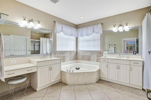 House in Miramar, Florida 5 bedrooms, 286.14 sq.m. № 1738464 - photo 14