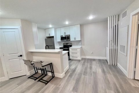 Condominio en venta en Lake Mary, Florida, 1 dormitorio, 60.2 m2 № 1793212 - foto 2
