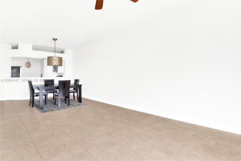 Condo in Doral, Florida, 3 bedrooms  № 2068562 - photo 8