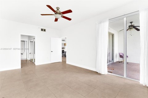 Condo in Doral, Florida, 3 bedrooms  № 2068562 - photo 17
