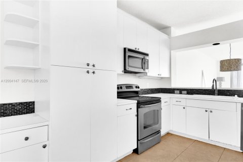 Condo in Doral, Florida, 3 bedrooms  № 2068562 - photo 11