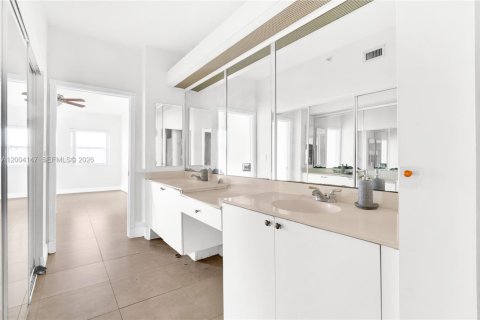 Condo in Doral, Florida, 3 bedrooms  № 2068562 - photo 20