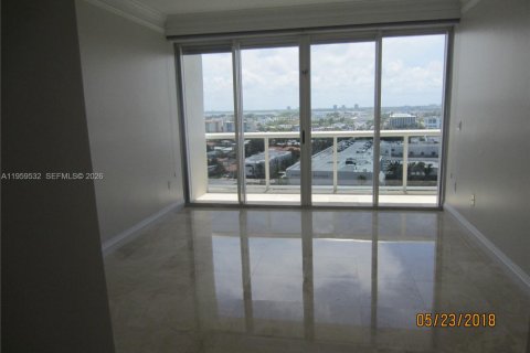 Condominio en alquiler en Bal Harbour, Florida, 3 dormitorios, 209.96 m2 № 2018162 - foto 9
