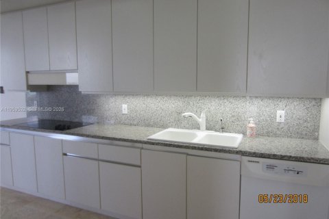 Condominio en alquiler en Bal Harbour, Florida, 3 dormitorios, 209.96 m2 № 2018162 - foto 4