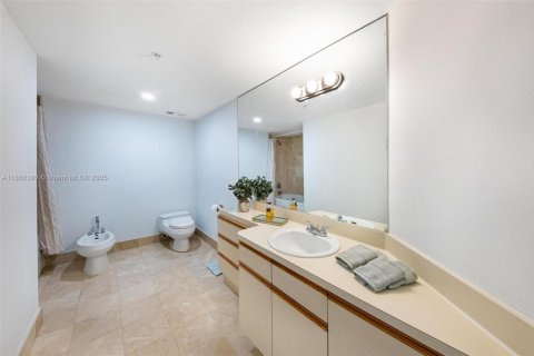 Condo in Bay Harbor Islands, Florida, 3 bedrooms  № 1890758 - photo 24