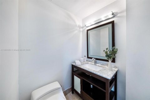 Condo in Bay Harbor Islands, Florida, 3 bedrooms  № 1890758 - photo 30