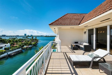 Condo in Bay Harbor Islands, Florida, 3 bedrooms  № 1890758 - photo 1