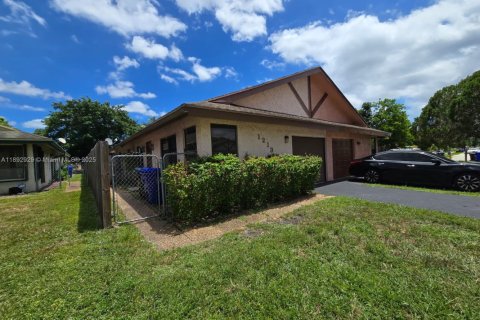 Touwnhouse à louer à North Lauderdale, Floride: 4 chambres, 106.84 m2 № 1946685 - photo 1