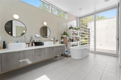 House in Pinecrest, Florida 6 bedrooms, 584.17 sq.m. № 2410955 - photo 25