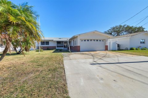House in Madeira Beach, Florida 3 bedrooms, 157.66 sq.m. № 1554971 - photo 4
