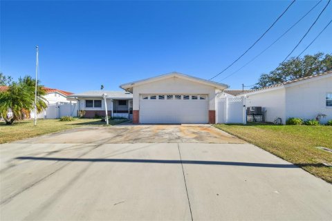 House in Madeira Beach, Florida 3 bedrooms, 157.66 sq.m. № 1554971 - photo 3