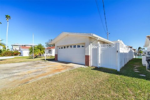 House in Madeira Beach, Florida 3 bedrooms, 157.66 sq.m. № 1554971 - photo 7