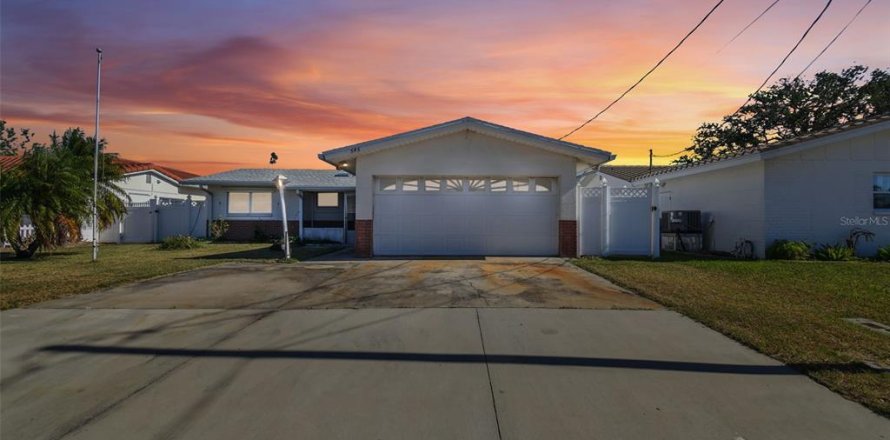 House in Madeira Beach, Florida 3 bedrooms, 157.66 sq.m. № 1554971