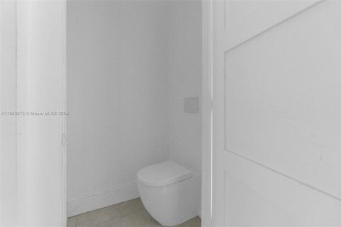 House in Miami Shores, Florida 4 bedrooms, 159.14 sq.m. № 1893165 - photo 24