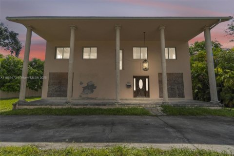 House in Miami Shores, Florida 4 bedrooms, 159.14 sq.m. № 1893165 - photo 1