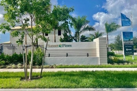 Купить таунхаус в Пемброк-Пайнс, Флорида 3 спальни, 140м2, № 1964439 - фото 1