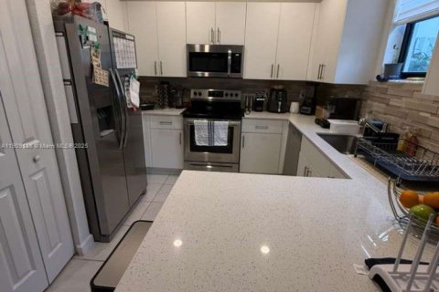 Купить таунхаус в Пемброк-Пайнс, Флорида 3 спальни, 140м2, № 1964439 - фото 25