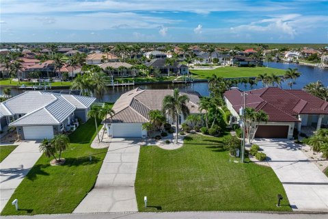 House in Punta Gorda, Florida 3 bedrooms, 193.52 sq.m. № 1787394 - photo 1