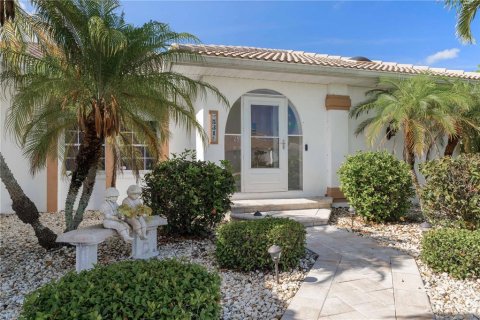 House in Punta Gorda, Florida 3 bedrooms, 193.52 sq.m. № 1787394 - photo 3