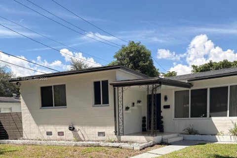 Villa ou maison à vendre à North Miami, Floride: 3 chambres, 152.73 m2 № 2403981 - photo 2