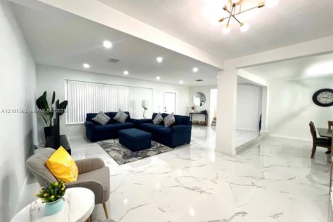Villa ou maison à vendre à North Miami, Floride: 3 chambres, 152.73 m2 № 2403981 - photo 8