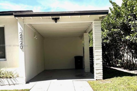 Villa ou maison à vendre à North Miami, Floride: 3 chambres, 152.73 m2 № 2403981 - photo 6