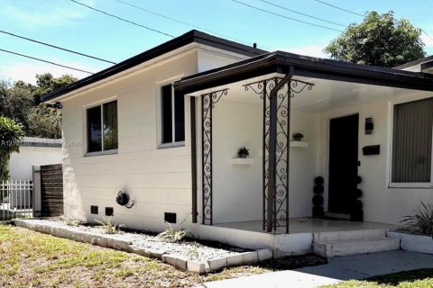 Villa ou maison à vendre à North Miami, Floride: 3 chambres, 152.73 m2 № 2403981 - photo 5