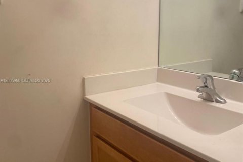 Adosado en alquiler en Hialeah, Florida, 3 dormitorios, 154.96 m2 № 2070685 - foto 7