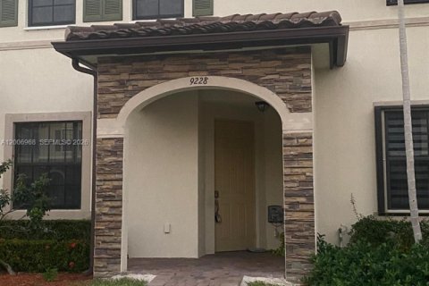 Adosado en alquiler en Hialeah, Florida, 3 dormitorios, 154.96 m2 № 2070685 - foto 2
