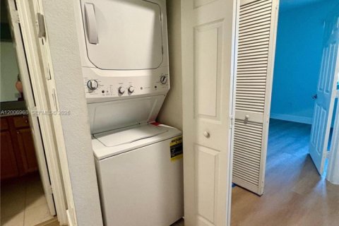 Townhouse in Hialeah, Florida 3 bedrooms, 154.96 sq.m. № 2070685 - photo 23