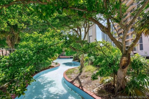 Condominio en venta en Sunny Isles Beach, Florida, 2 dormitorios, 114.46 m2 № 1881625 - foto 15
