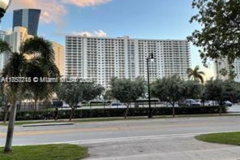 Condominio en venta en Sunny Isles Beach, Florida, 2 dormitorios, 114.46 m2 № 1881625 - foto 2