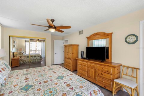 Condo in Madeira Beach, Florida, 3 bedrooms  № 1618323 - photo 30