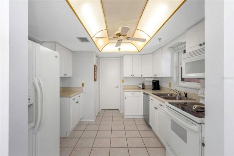 Condo in Madeira Beach, Florida, 3 bedrooms  № 1618323 - photo 12
