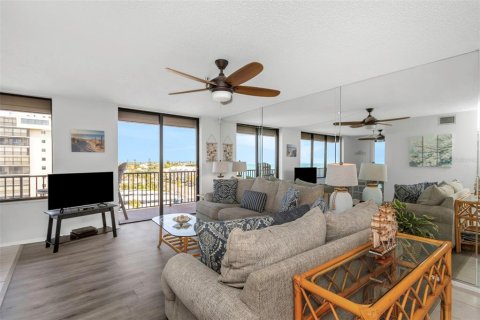 Condo in Madeira Beach, Florida, 3 bedrooms  № 1618323 - photo 16