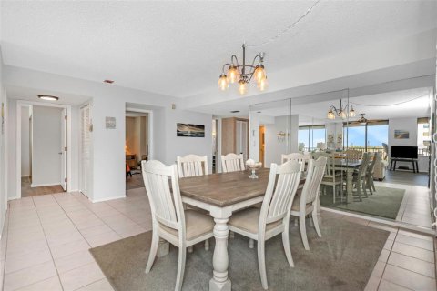 Condo in Madeira Beach, Florida, 3 bedrooms  № 1618323 - photo 25