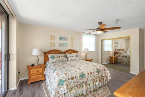 Condo in Madeira Beach, Florida, 3 bedrooms  № 1618323 - photo 27