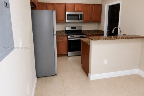 Condo in Miami, Florida, 3 bedrooms № 2259675 - photo 2