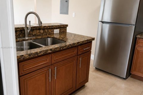 Condo in Miami, Florida, 3 bedrooms № 2259675 - photo 4