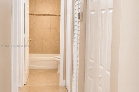 Condo in Miami, Florida, 3 bedrooms № 2259675 - photo 6