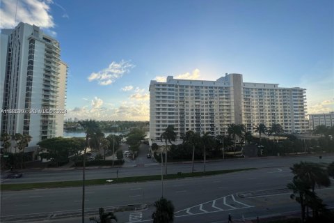 Condo in Miami Beach, Florida, 2 bedrooms  № 2039004 - photo 4