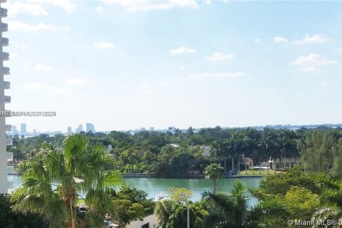 Condo in Miami Beach, Florida, 2 bedrooms  № 2039004 - photo 2