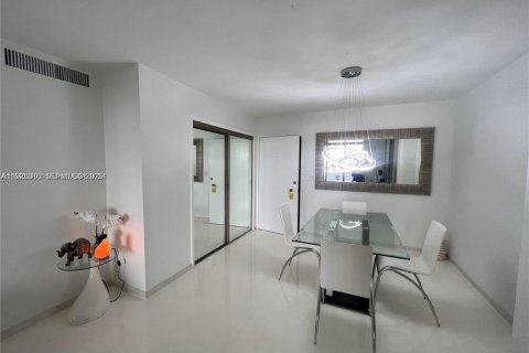 Condo in Miami Beach, Florida, 2 bedrooms  № 2039004 - photo 8