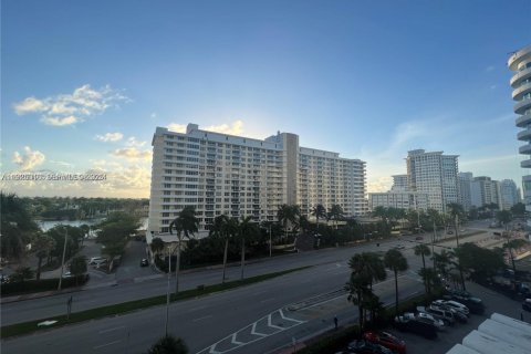 Condo in Miami Beach, Florida, 2 bedrooms  № 2039004 - photo 19