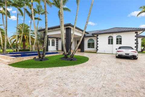 House in Miami, Florida 4 bedrooms, 449 sq.m. № 1819860 - photo 9