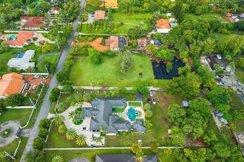 House in Miami, Florida 4 bedrooms, 449 sq.m. № 1819860 - photo 3