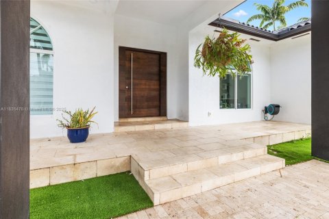 House in Miami, Florida 4 bedrooms, 449 sq.m. № 1819860 - photo 11