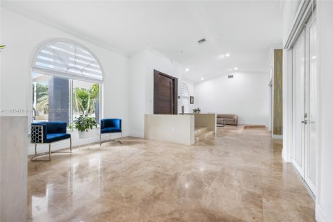 House in Miami, Florida 4 bedrooms, 449 sq.m. № 1819860 - photo 17