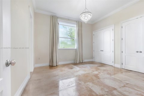 House in Miami, Florida 4 bedrooms, 449 sq.m. № 1819860 - photo 24
